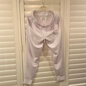 Men’s size large yoga/ jogger pants in white